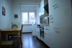 Kuchyň nebo kuchyňský kout v ubytování Goldstadt Ferienwohnung
