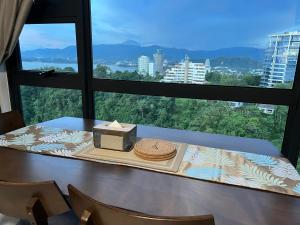 una mesa con una caja y un sombrero en ella en JY HOME -Jesselton Quay Citipads Mt Kinabalu View and Seaview, Contactless Self Check-in, Free WiFi en Kota Kinabalu