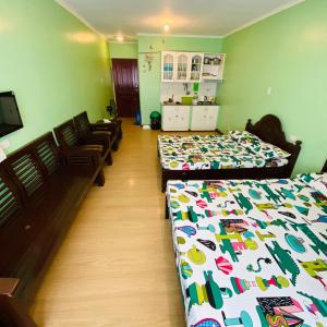 Una cama o camas en una habitación de Albergo Hotel - Studio Condo Unit - Baguio Transient