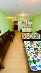 Una cama o camas en una habitación de Albergo Hotel - Studio Condo Unit - Baguio Transient