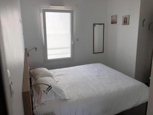 Cama en habitación con ventana en Résidence Belle Plage, en La Tranche-sur-Mer