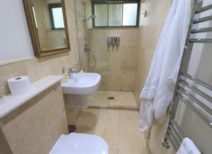 Koupelna v ubytování Villa Amanti Apartment + 32 fotografií