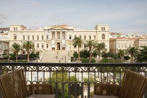 een balkon met uitzicht op een gebouw bij SYROS SOUL LUXURY SUITES in Ermoupoli