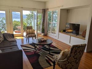 uma sala de estar com um sofá e uma mesa em A lake, a mountain and the house with the red door em Clearlake