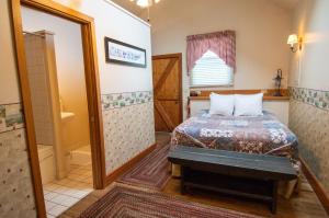 1 dormitorio con 1 cama y baño con ducha en The Swan Hotel, en Port Townsend