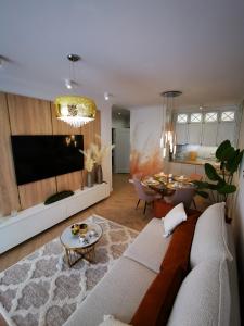 Televízia a/alebo spoločenská miestnosť v ubytovaní Gold Apartment B29 Let's Sea Baltic Park Gąski
