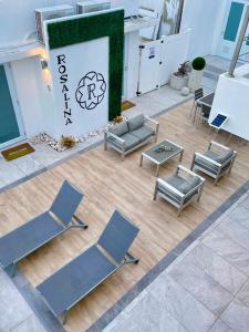 een uitzicht op een lobby met stoelen en tafels bij Rosalina Ocean Park in San Juan