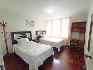 En eller flere senger på et rom på Eral Apartments San Isidro