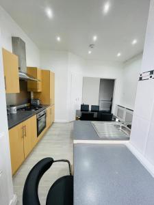 une cuisine vide avec des chaises noires dans une pièce dans l'établissement 3 Bedroom Entire Flat, Luxury facilities with Affordable price, Self Checkin/out, à Fife