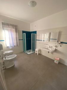 uma casa de banho com 2 WC e um lavatório em Hostaria delle Memorie em Curinga