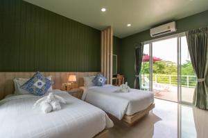 The Chamuang Forest客房内的一张或多张床位