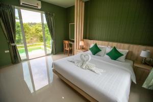 The Chamuang Forest客房内的一张或多张床位