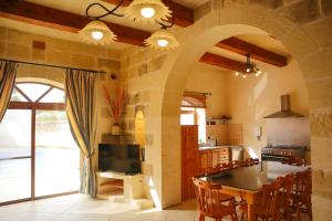 Fotografie z fotogalerie ubytování Centre Island Holiday Home with private pool and hot tub v destinaci Kerċem