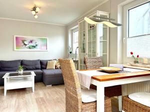 sala de estar con sofá y mesa en M4 - Apartmenthaus Marienburger Str 4 - FERIENDOMIZIL HOLLICH en Grömitz