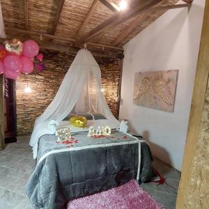 Un dormitorio con una cama con velas. en Sendero del Rio Finca Hotel, en San Rafael