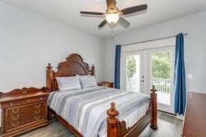 Un dormitorio con una cama y un ventilador de techo. en Welcome to Sea Cow, en Oriole Beach 42 fotos más