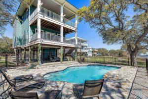 una casa con piscina delante en Welcome to Sea Cow, en Oriole Beach