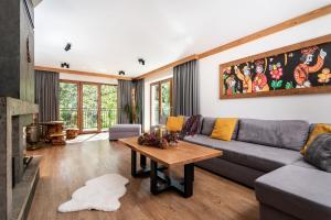 uma sala de estar com um sofá e uma mesa em Villa 9A em Zakopane