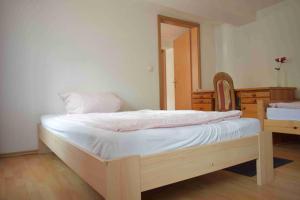 カルフにあるFerienwohnung Hermann Hesse Stadtのベッドとドレッサーと鏡のある寝室