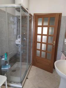 łazienka z prysznicem, toaletą i umywalką w obiekcie Casa graziosa con ampio cortile per i tuoi momenti all'aperto w mieście Alghero