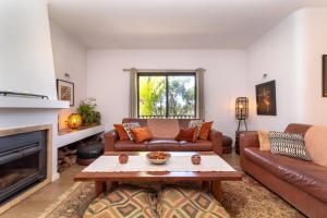 uma sala de estar com um sofá e uma mesa de centro em Casa Palmeiras Luxury Tranquil area BBQ Large Pool em Carvoeiro