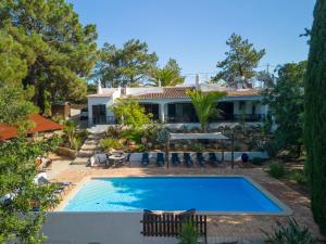 uma imagem de uma casa com piscina em Casa Palmeiras Luxury Tranquil area BBQ Large Pool em Carvoeiro