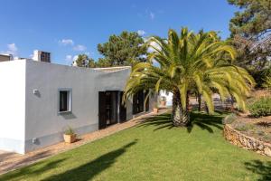 En have udenfor Casa Palmeiras Luxury Tranquil area BBQ Large Pool