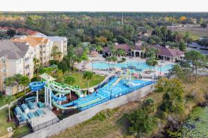 einen Luftblick auf einen Wasserpark in einem Resort in der Unterkunft Disney Daze Villa - 5 bed Windsor Hills pool home in Orlando