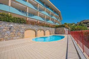 una piscina di fronte a un edificio di Appartamento incantevole con piscina a Vallecrosia