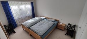 a small bedroom with a bed and a window at Gemütliches Appartement für Erholung und Sport in Klosters