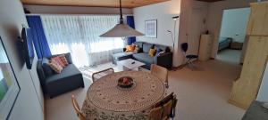 an overhead view of a living room with a table and chairs at Gemütliches Appartement für Erholung und Sport in Klosters