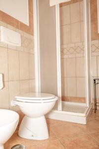 uma casa de banho com um WC e um chuveiro em Agriturismo l'Ovile em San Michele
