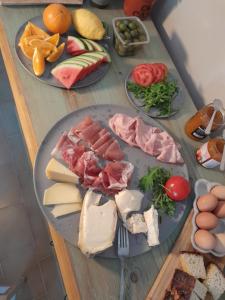 trois plaques alimentaires sur une table avec de la viande et des légumes dans l'établissement Ballerina Bianca bed & breakfast, à Grottazzolina