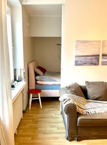 un soggiorno con divano e letto di Villa Centralen a Helsinki