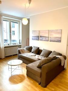 uma sala de estar com um sofá e uma mesa em Villa Centralen em Helsinque