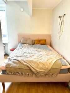 uma cama grande num quarto com uma estrutura de cama em Villa Centralen em Helsinque