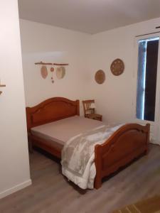 een slaapkamer met een bed en een raam bij La Rivière in Damazan