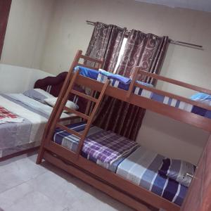Ein Etagenbett oder Etagenbetten in einem Zimmer der Unterkunft Hospedaje San Miguel