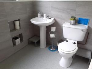 Koupelna v ubytování Cornode Cottage + 22 fotografií