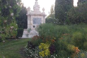un monumento de piedra en medio de un jardín en Precioso piso-apartamento en barrio de Zaragoza en Zaragoza