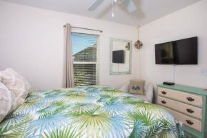 een slaapkamer met een bed, een televisie en een dressoir bij Gulf Island Condominium 321 in Navarre