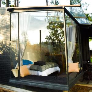 Zimmer mit einem Bett in einem Glashaus in der Unterkunft Cabañas de lujo - Casa Barcelona in Duitama