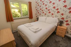 um quarto com uma cama com toalhas em Yngywidden em Penzance