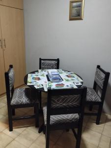 uma mesa de jantar com 2 cadeiras e uma mesa com uma toalha de mesa em Grace's Santuary em La Mercy