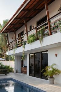 卡貝德盧的住宿－Casa de Praia Areia Vermelha，一座房子前面设有游泳池