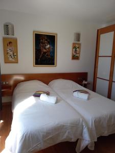 A bed or beds in a room at Hotel Plaza Inn