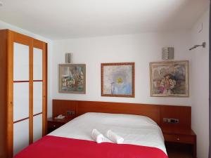 A bed or beds in a room at Hotel Plaza Inn