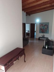 uma sala de estar com um sofá e uma mesa em Sendero del Rio Finca Hotel em San Rafael