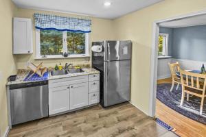 een keuken met een roestvrijstalen koelkast en een tafel bij Cedar Ridge Cottage in Guilford