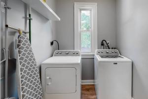 紐哈芬的住宿－Queen Of Yale，洗衣房设有两台洗衣机和一扇窗户